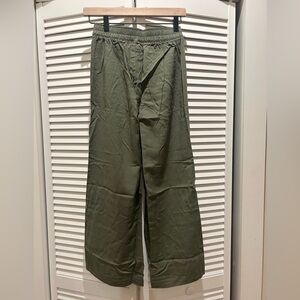 Olive old navy pants with elastic back and pockets.
